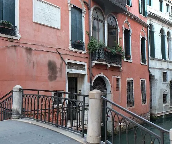 The Palace 5613 بيت ضيافة