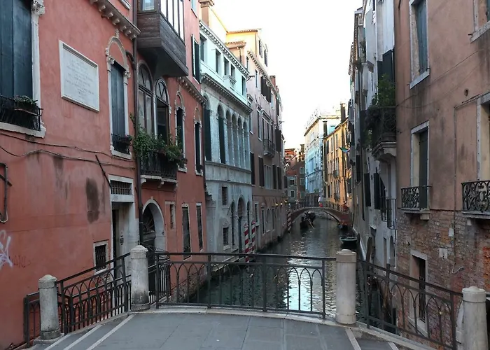 بيت ضيافة The Palace 5613 *